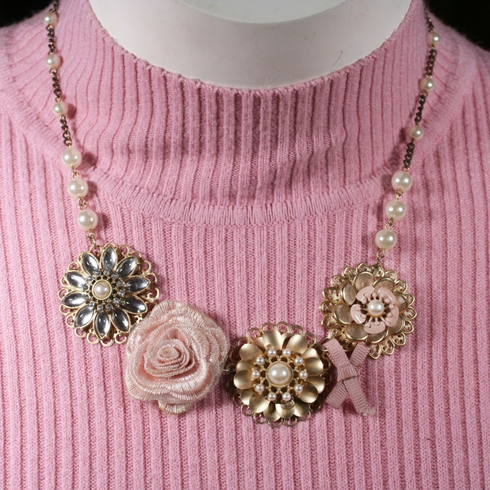 Unusual Vintage Pretty Rosette Necklace Feminine